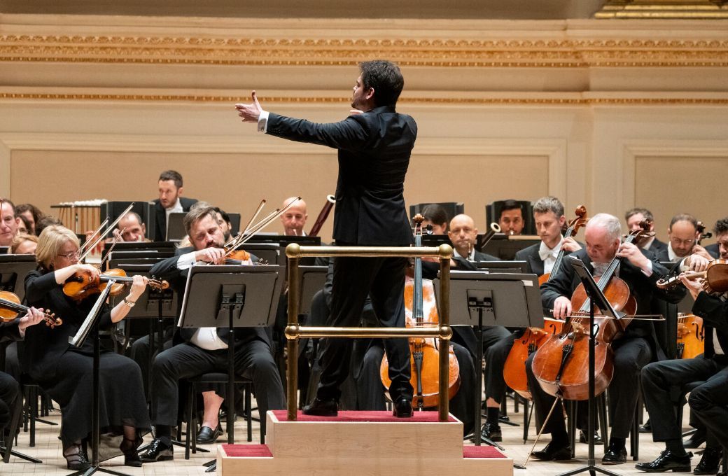 Lahav Shani conducts the Israel Philharmonic © Stephanie Berger