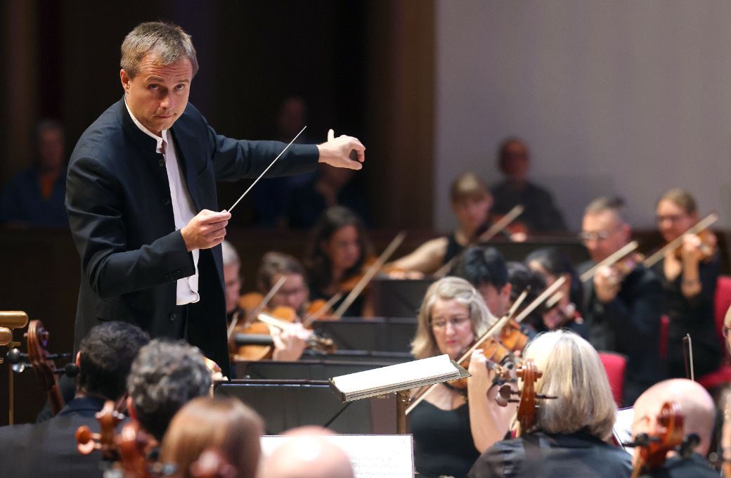 Vasily Petrenko conducts the Royal Liverpool Philharmonic Orchestra © Gareth Jones