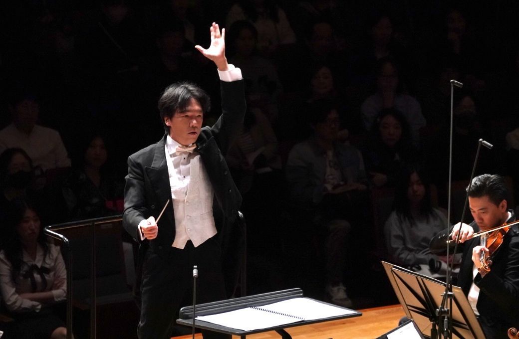 Lio Kuokman conducts the Hong Kong Philharmonic &copy; Seoul Arts Center