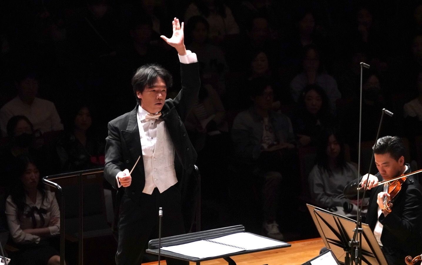 Lio Kuokman conducts the Hong Kong Philharmonic &copy; Seoul Arts Center