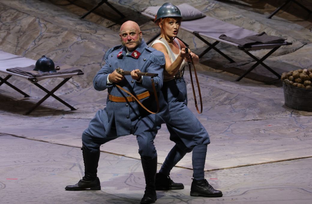 Pietro Spagnoli (Sulpice) and Julie Fuchs (Marie) © Brescia e Amisano | Teatro alla Scala