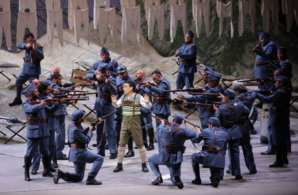 Juan Diego Fl&oacute;rez (Tonio) and chorus &copy; Brescia e Amisano | Teatro alla Scala