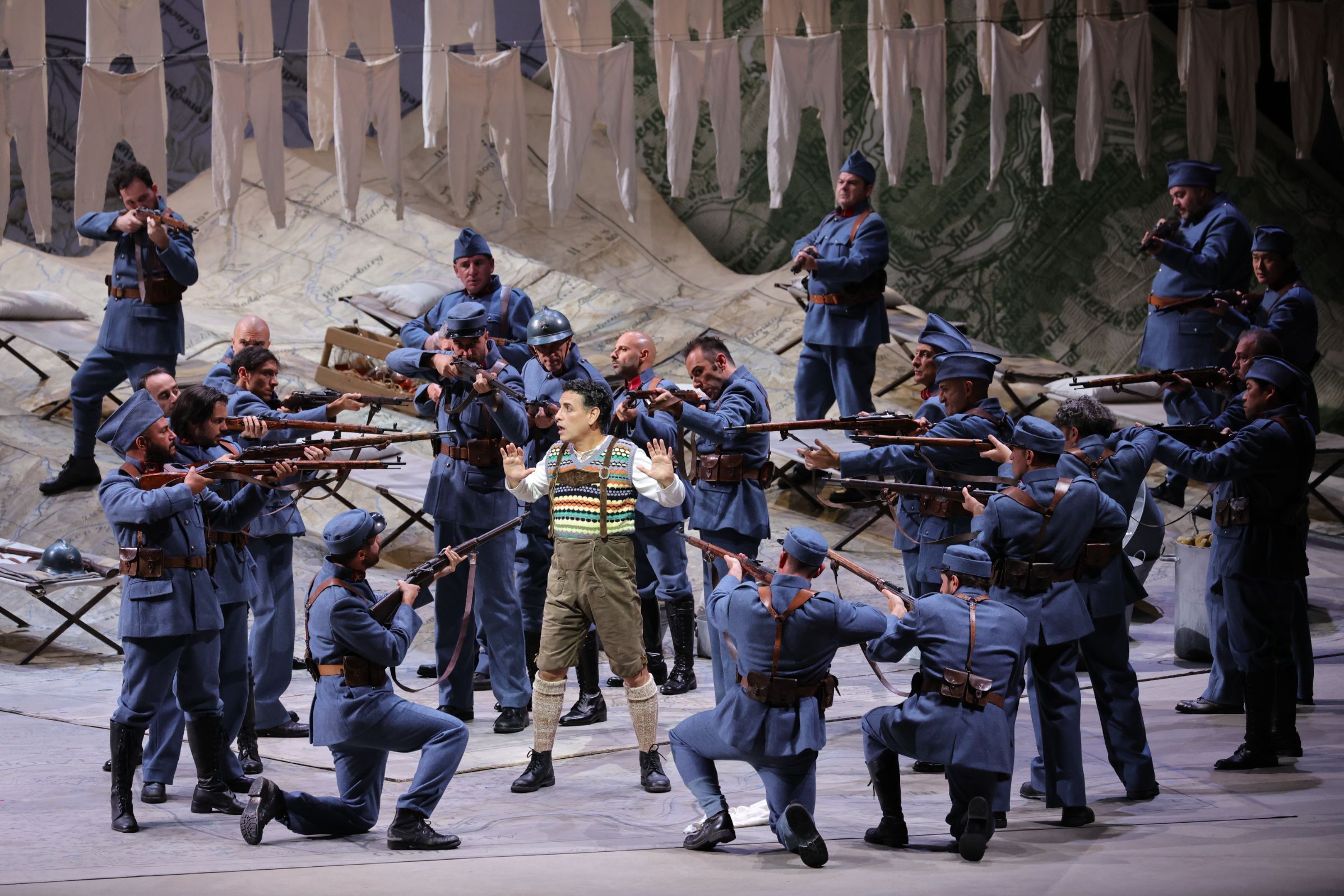 Juan Diego Flórez (Tonio) and chorus &copy; Brescia e Amisano | Teatro alla Scala