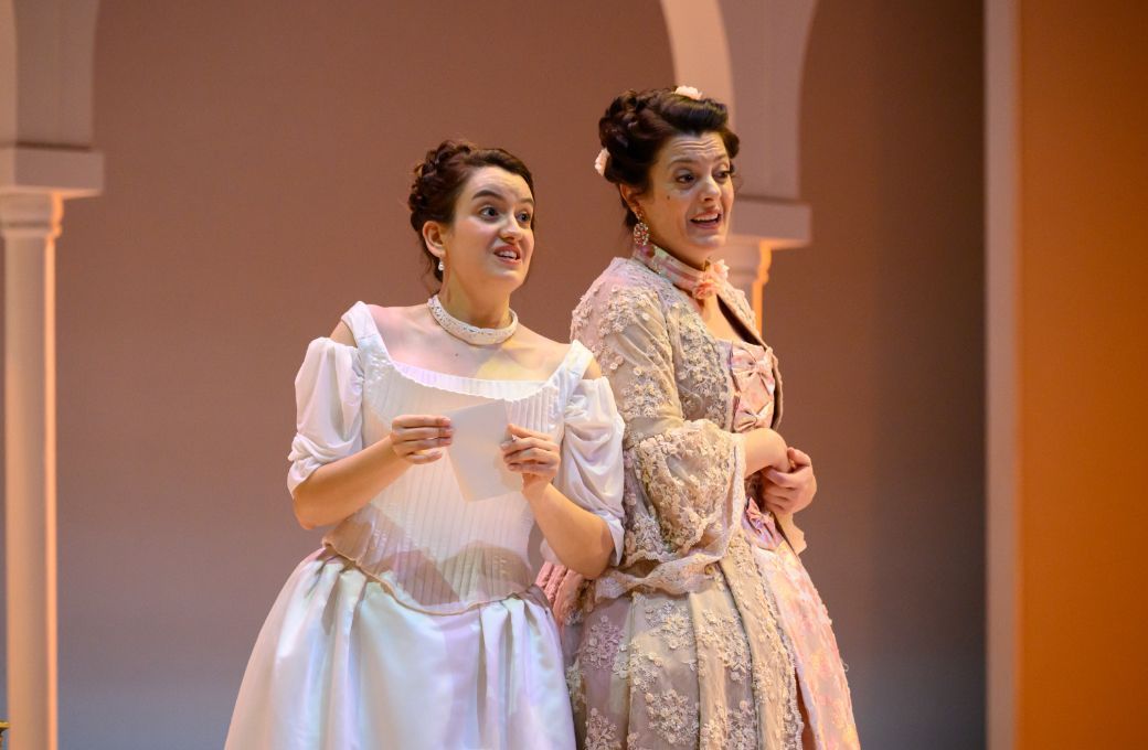 Rosa Maria Abella (Susanna) y Mar&iacute;a Hinojosa (Condesa) &copy; Antoni Bofill | Orquestra Simf&ograve;nica del Vall&egrave;s