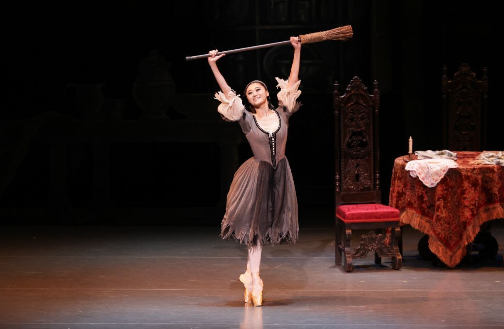 Yuri Kimura as Cinderella in Ashton's <i>Cinderella</i> © Kiyonori Hasegawa