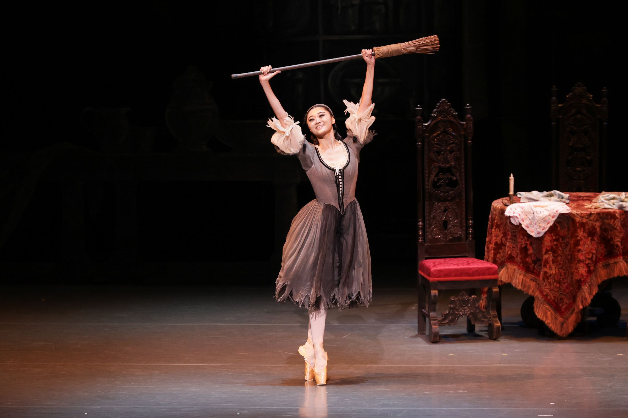 Yuri Kimura as Cinderella in Ashton's <i>Cinderella</i> &copy; Kiyonori Hasegawa