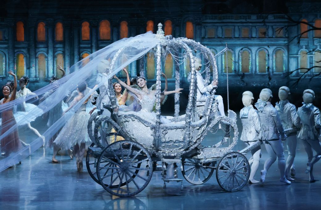 Yuri Kimura as Cinderella in Ashton's <i>Cinderella</i> &copy; Kiyonori Hasegawa