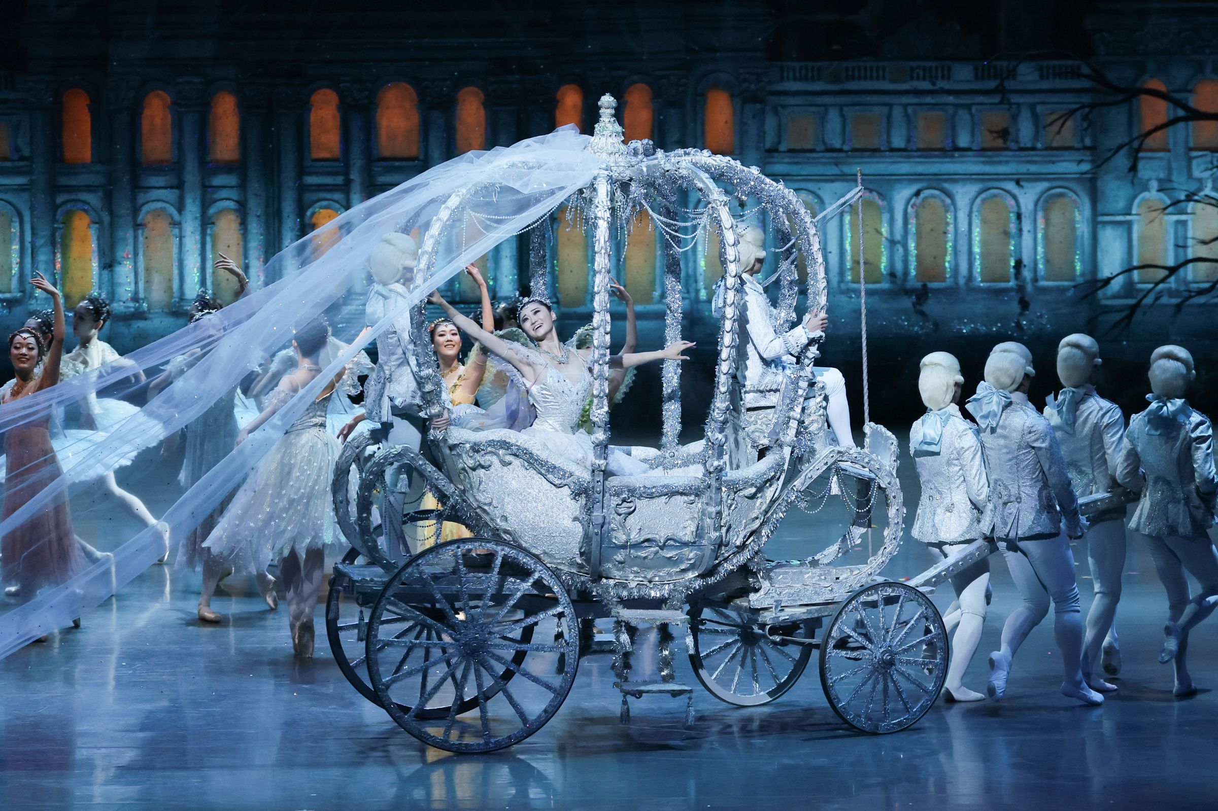 Yuri Kimura as Cinderella in Ashton's <i>Cinderella</i> &copy; Kiyonori Hasegawa
