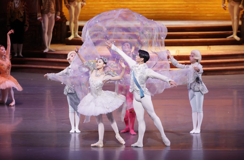 Yuri Kimura as Cinderella and Shogo Hayami as the Prince in Ashton's <i>Cinderella</i> &copy; Kiyonori Hasegawa