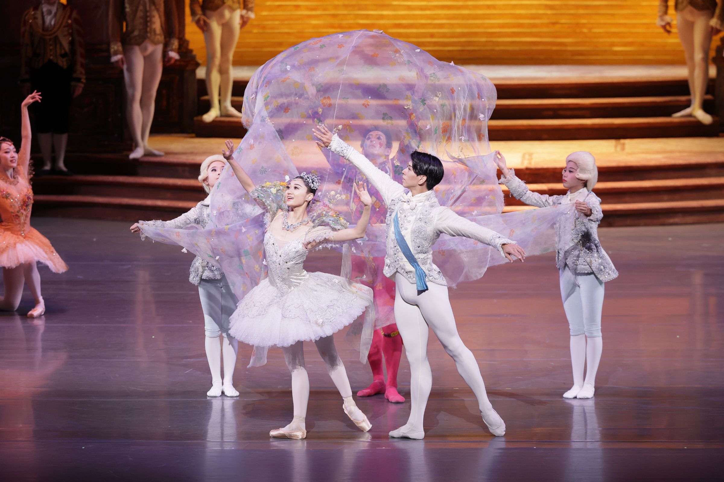 Yuri Kimura as Cinderella and Shogo Hayami as the Prince in Ashton's <i>Cinderella</i> &copy; Kiyonori Hasegawa