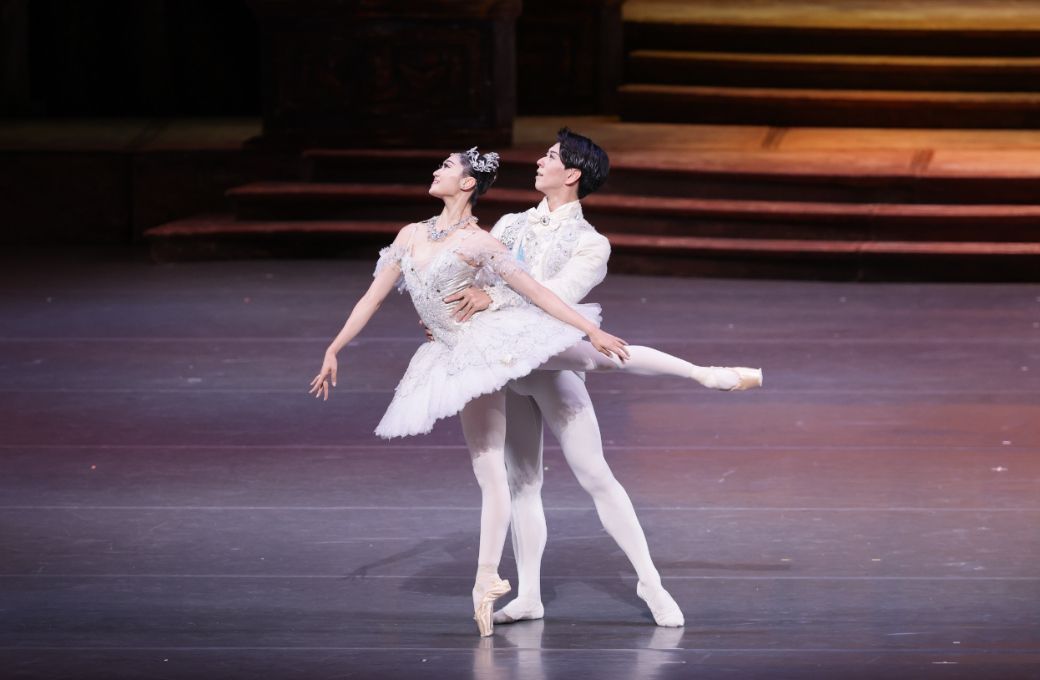 Yuri Kimura as Cinderella and Shogo Hayami as the Prince in Ashton's <i>Cinderella</i> &copy; Kiyonori Hasegawa