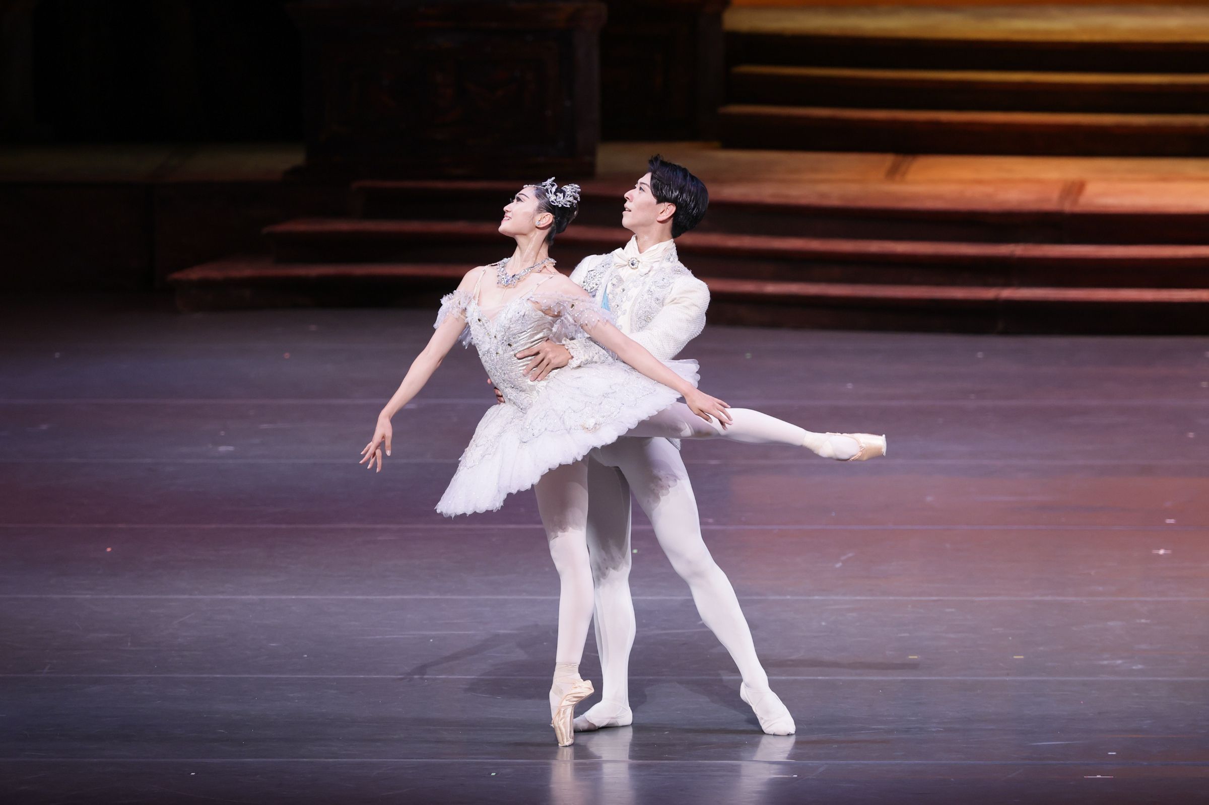 Yuri Kimura as Cinderella and Shogo Hayami as the Prince in Ashton's <i>Cinderella</i> &copy; Kiyonori Hasegawa