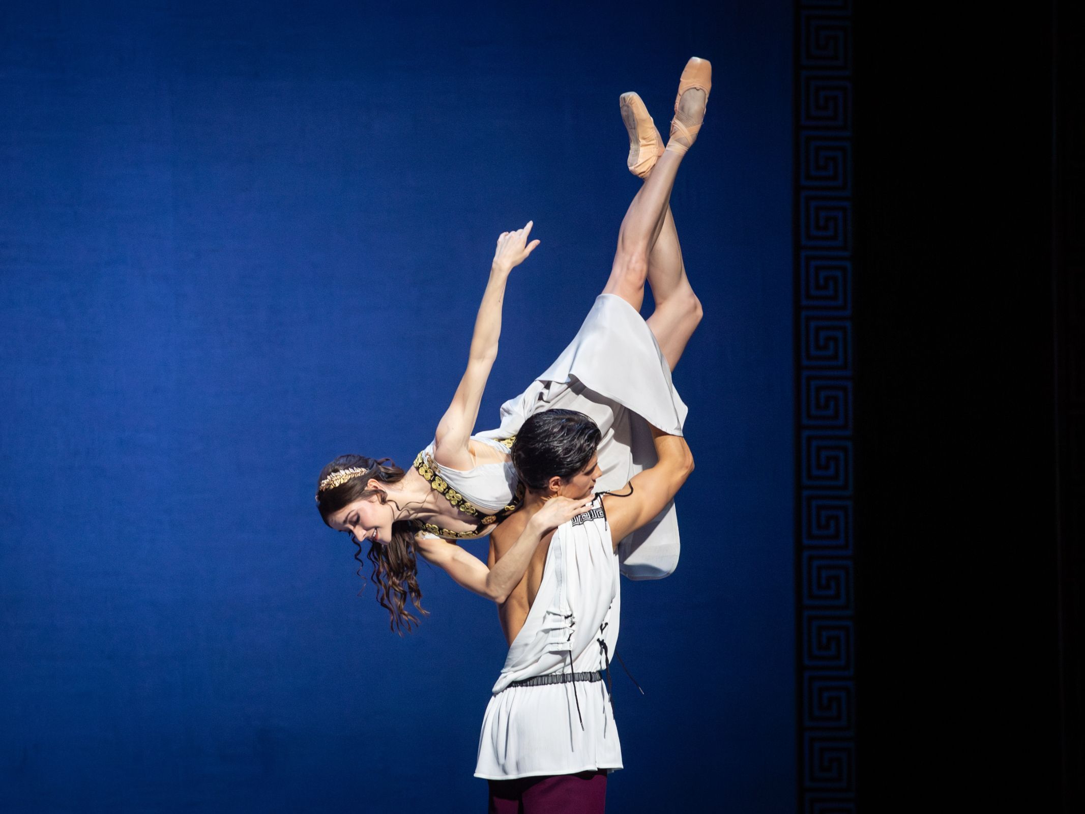 Cassandra Trenary (Callirhoe) and António Casalinho (Chaereas) © Wiener Staatsballett | Ashley Taylor