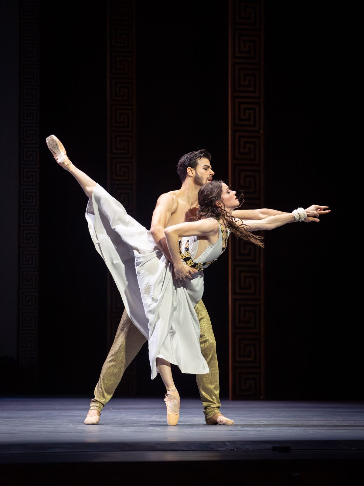Cassandra Trenary (Callirhoe) and Davide Dato (Dionysius) © Wiener Staatsballett | Ashley Taylor