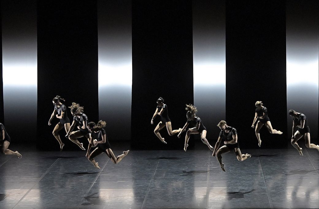 Ballet Preljocaj in <i>Gravity</i> © Jean-Claude Carbonne