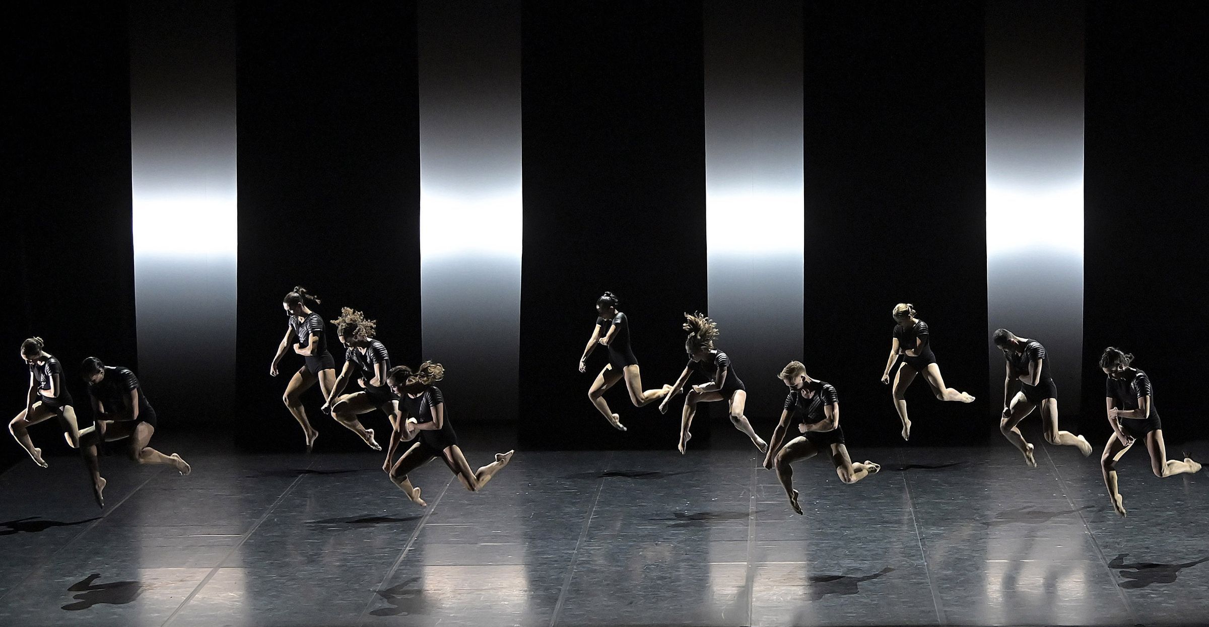 Ballet Preljocaj in <i>Gravity</i> © Jean-Claude Carbonne