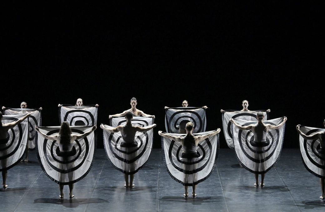 Ballet Preljocaj in <i>Gravity</i> © Jean-Claude Carbonne
