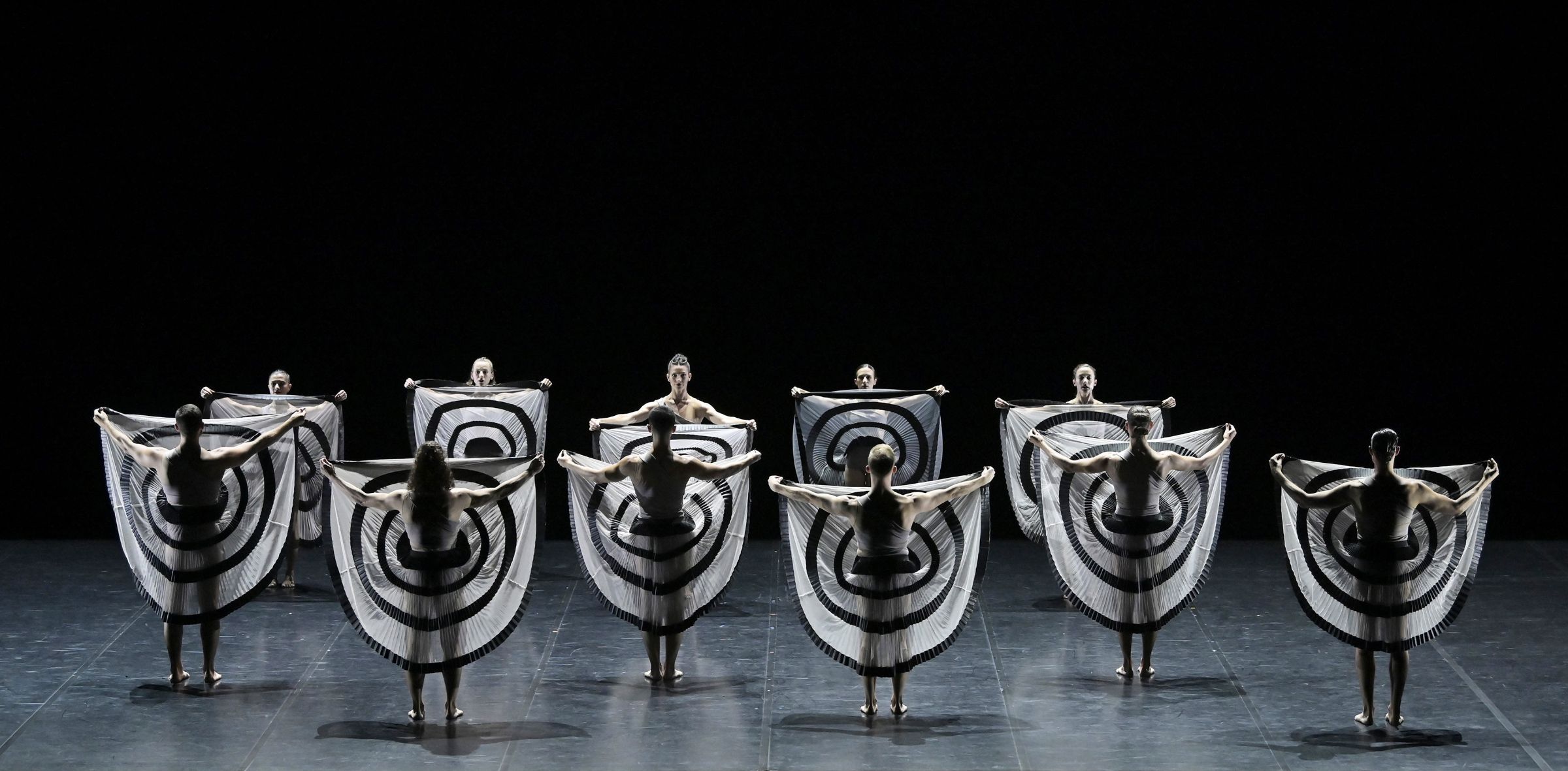 Ballet Preljocaj in <i>Gravity</i> © Jean-Claude Carbonne