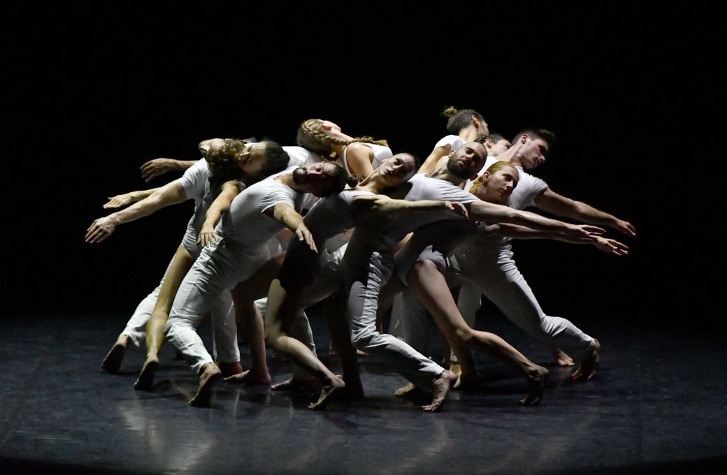 Ballet Preljocaj in <i>Gravity</i> © Jean-Claude Carbonne