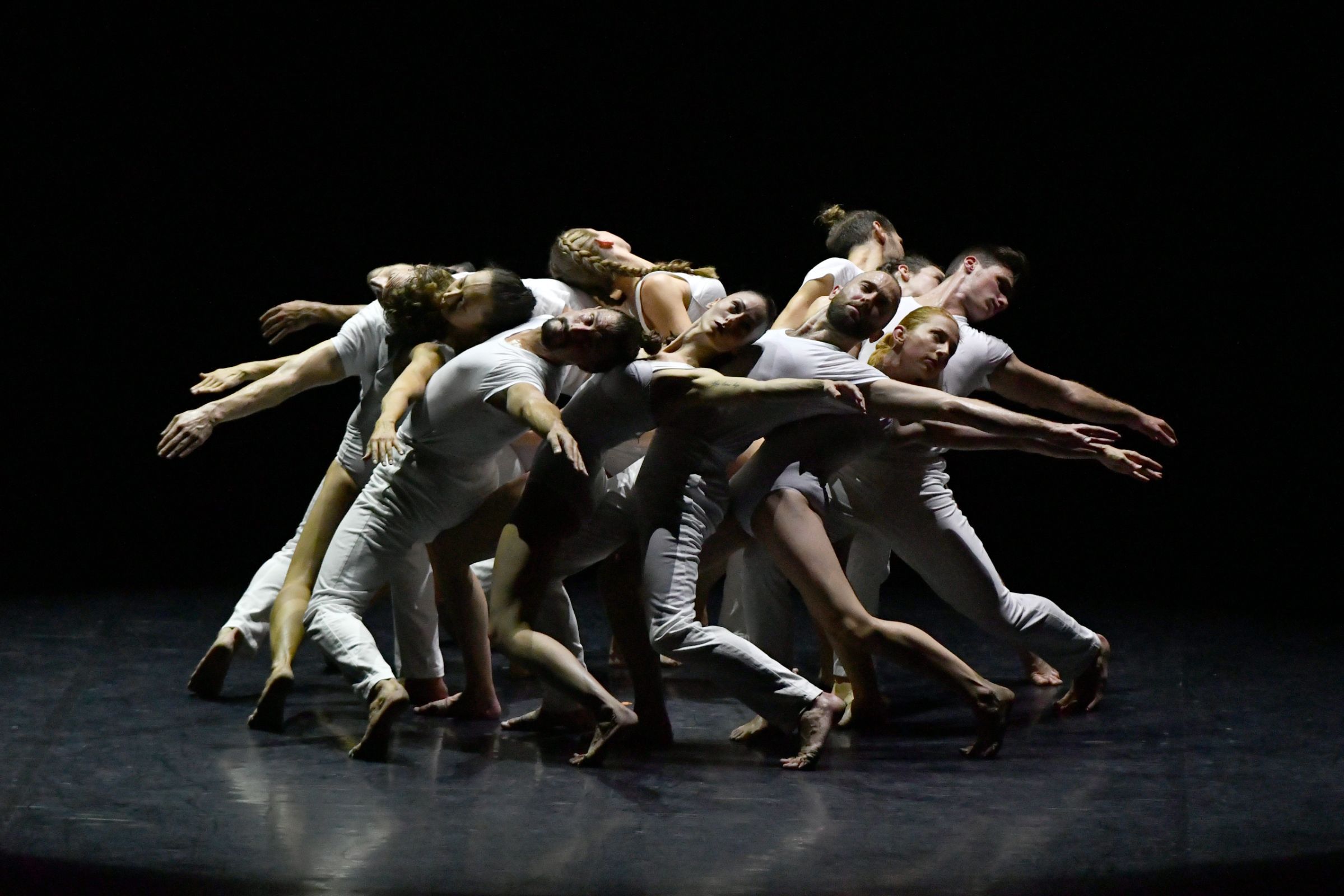 Ballet Preljocaj in <i>Gravity</i> © Jean-Claude Carbonne