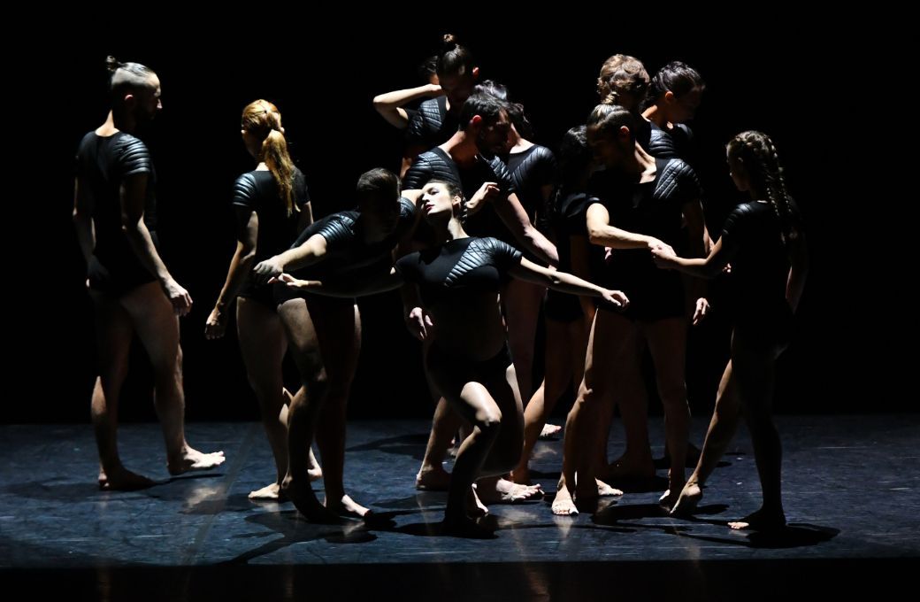 Ballet Preljocaj in <i>Gravity</i> © Jean-Claude Carbonne