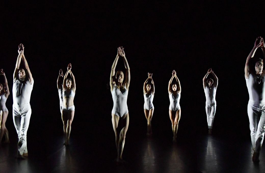 Ballet Preljocaj in <i>Gravity</i> © Jean-Claude Carbonne