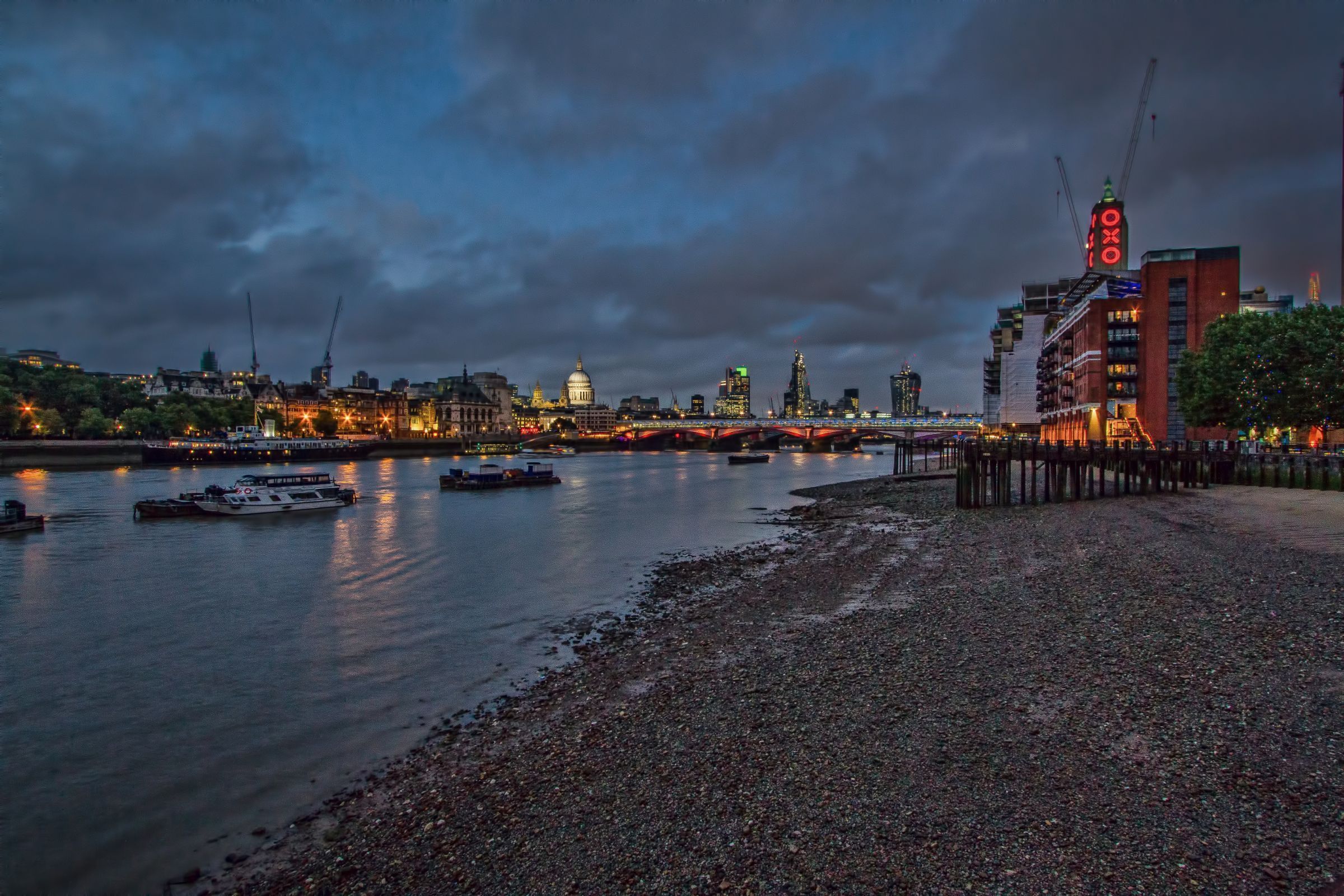 Thames Beach, Gabriel’s Pier and Oxo Tower © Stuart Burns | Flickr