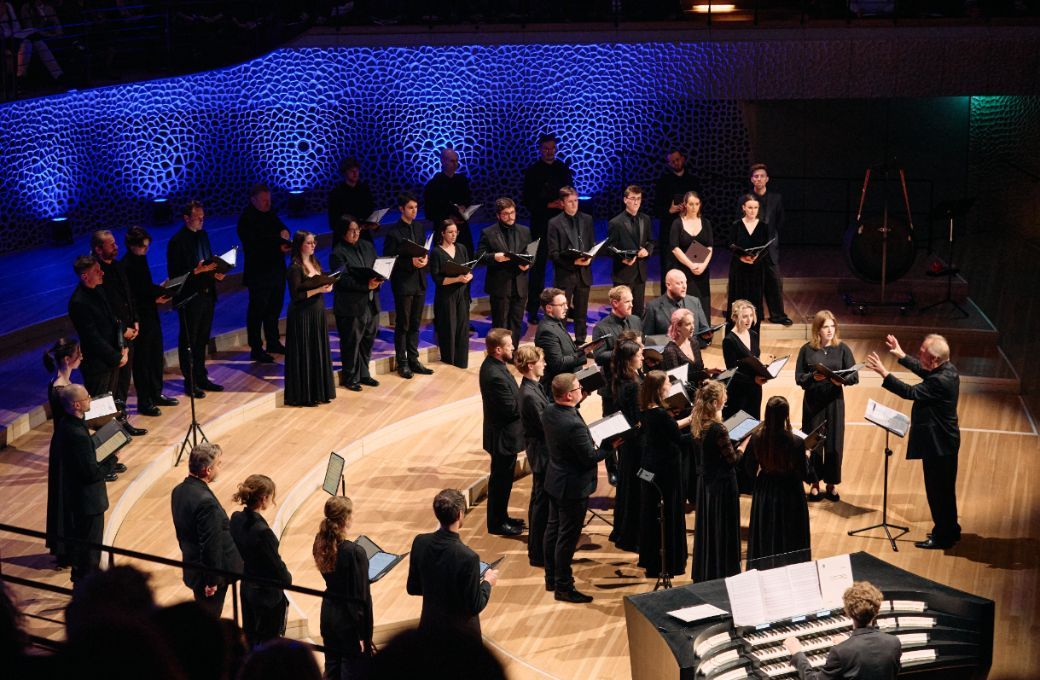 Nigel Short conducts Tenebrae at the Elbphilharmonie © Carolin Windel