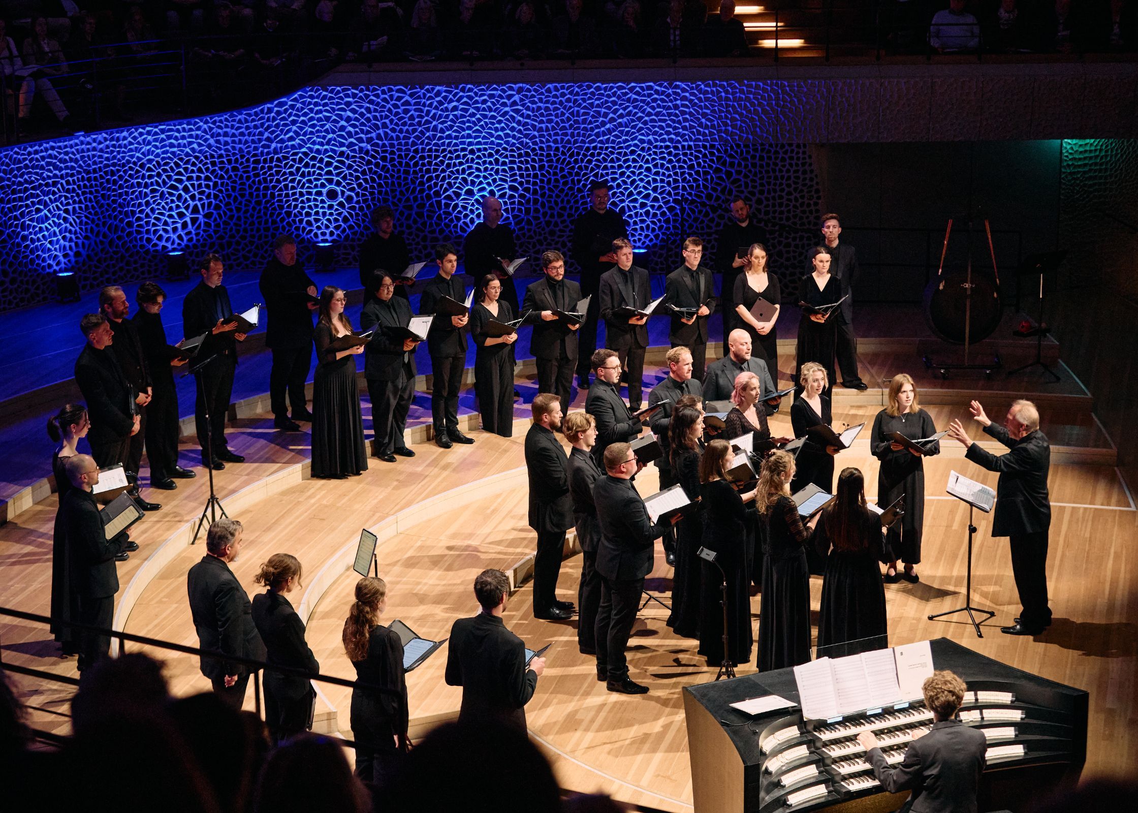 Nigel Short conducts Tenebrae at the Elbphilharmonie &copy; Carolin Windel