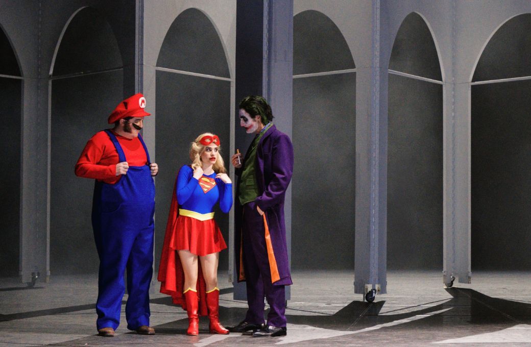 Jakob Semotan (Pappacoda), Juliette Khalil (Ciboletta), Marco Di Sapia (Bartolomeo Delacqua) © Marco Sommer | Volksoper Wien