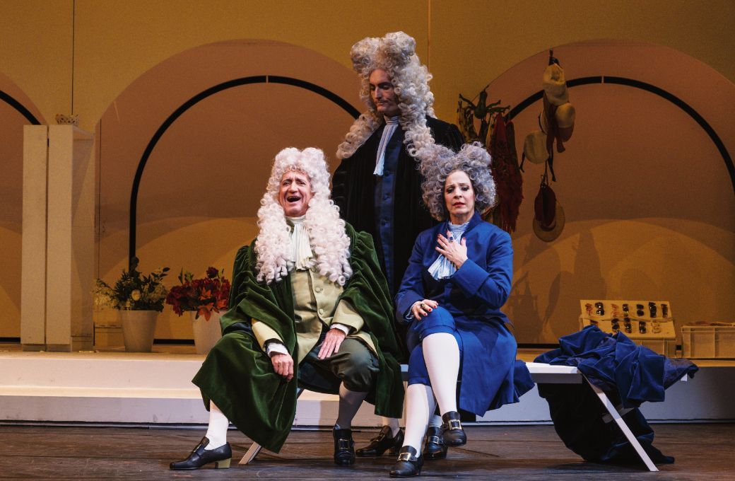 Nicolaus Hagg (Stefano Barbaruccio), Marco Di Sapia (Delacqua), Ursula Pfitzner (Giorgia Testaccio) &copy; Marco Sommer | Volksoper Wien