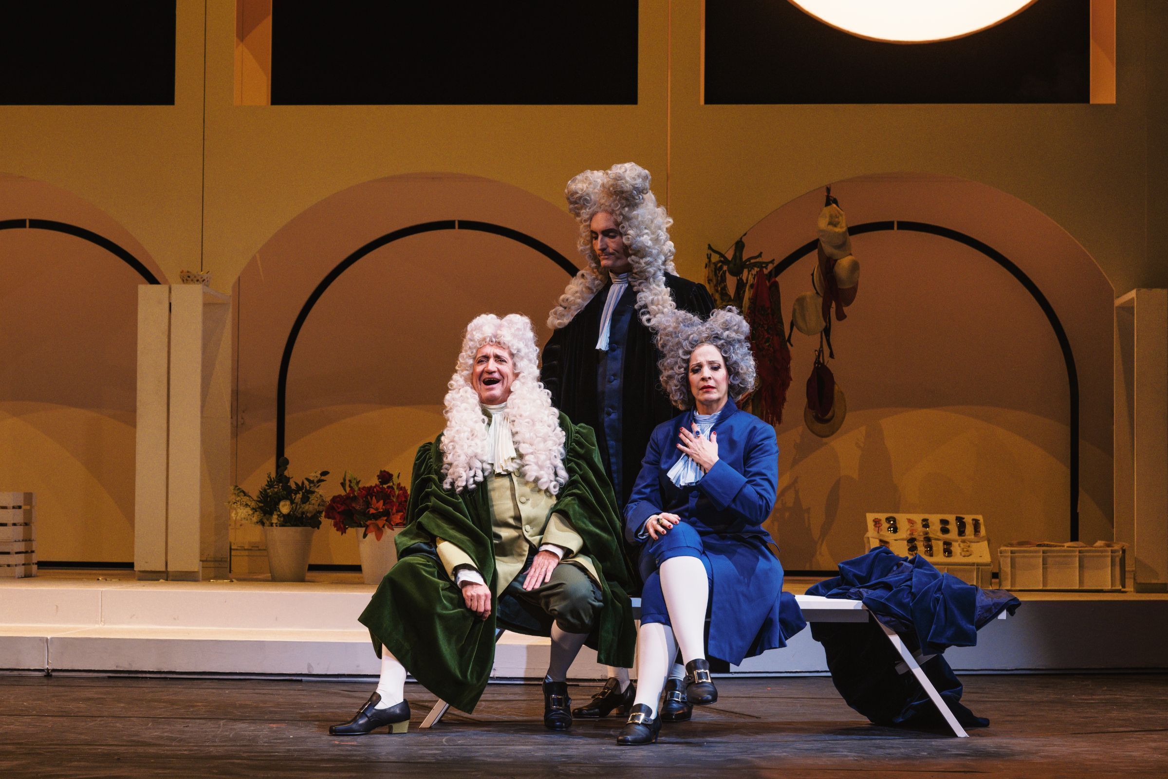 Nicolaus Hagg (Stefano Barbaruccio), Marco Di Sapia (Delacqua), Ursula Pfitzner (Giorgia Testaccio) &copy; Marco Sommer | Volksoper Wien