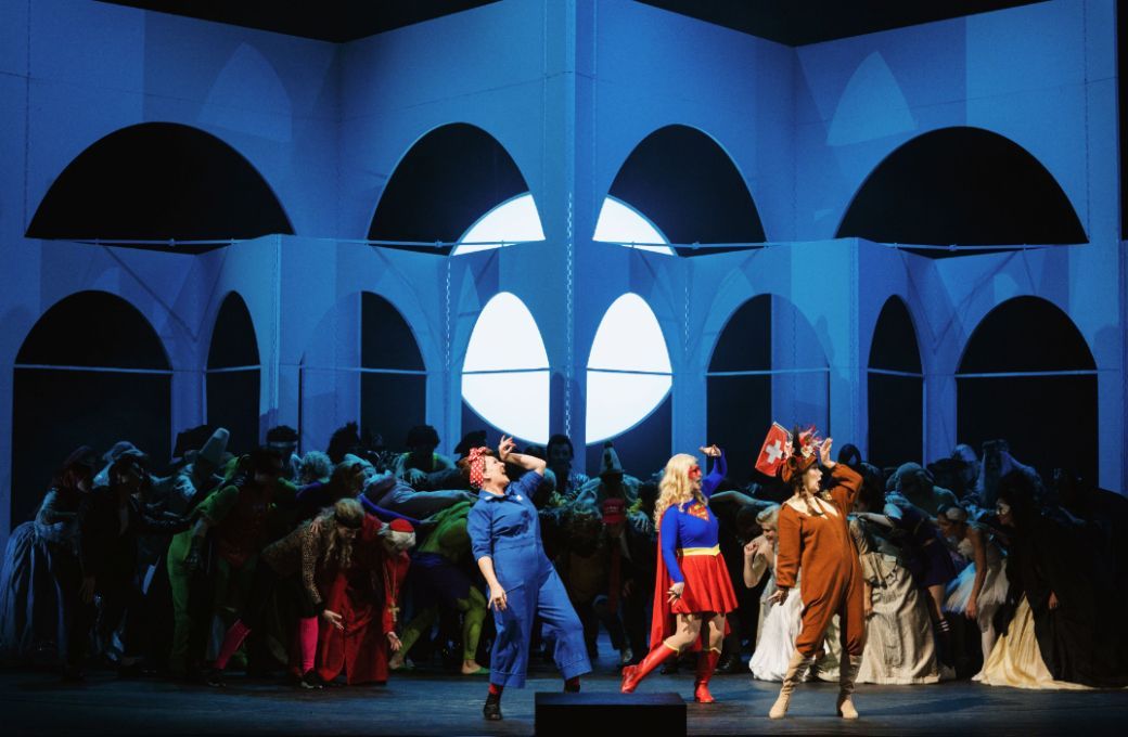 Carin Filipčić (Agricola), Ulrike Steinsky (Barbara), Martina Dorak (Constantia) &copy; Marco Sommer | Volksoper Wien