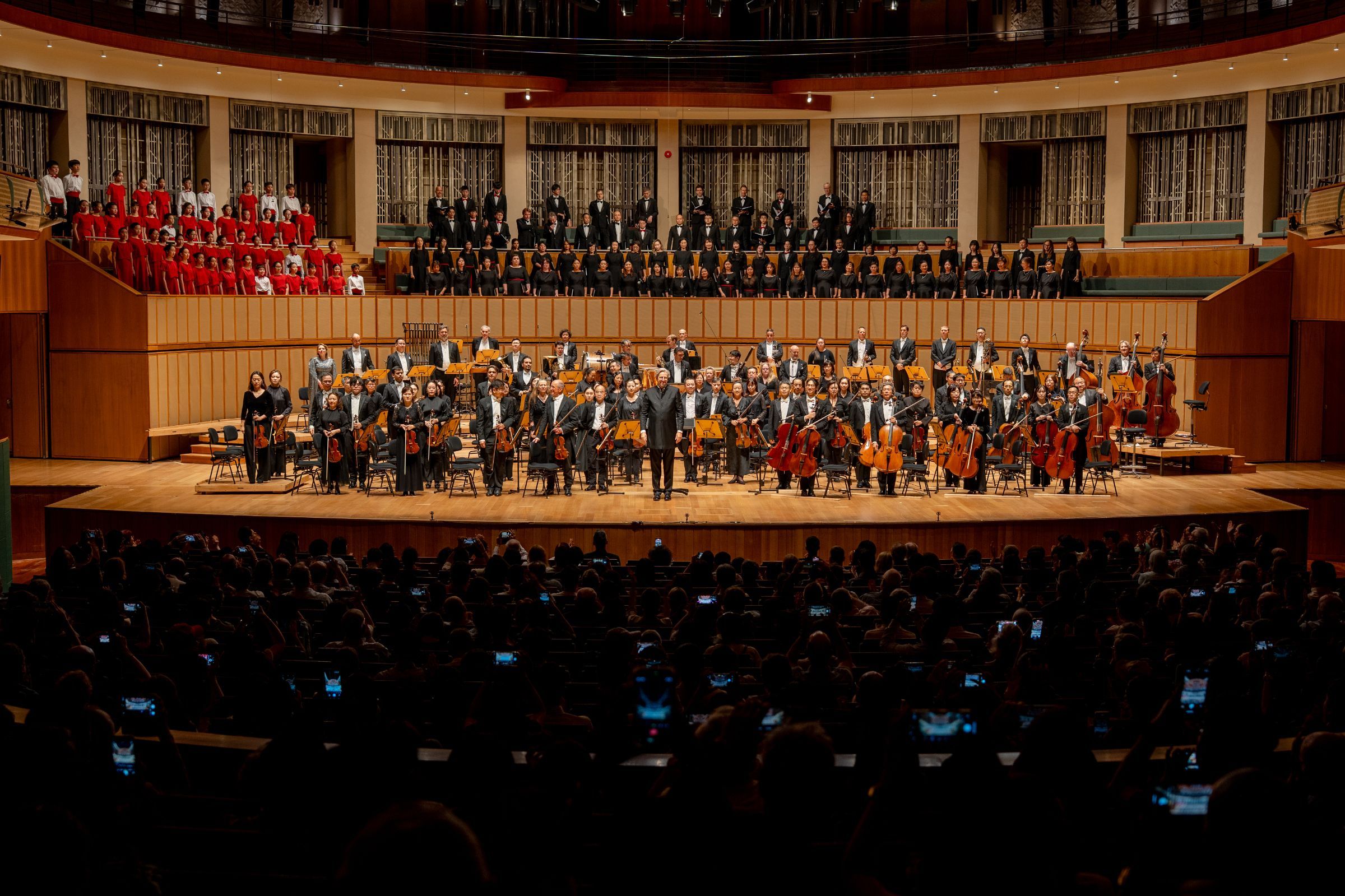 Michał Nesterowicz with the Singapore Symphony Orchestra and Choruses &copy; Yoricko Liu | Singapore Symphony Orchestra