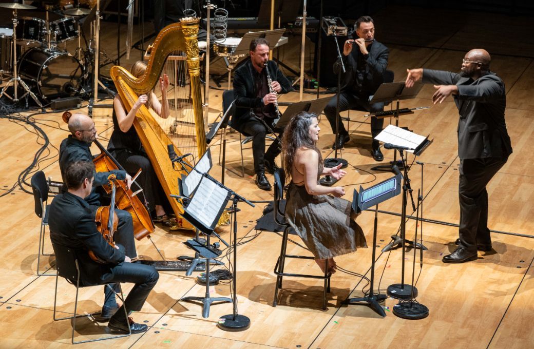 L'Ensemble intercontemporain, Vimbayi Kaziboni et Sarah Aristidou dans les <i>Folk Songs</i> © Anne-Elise Grosbois