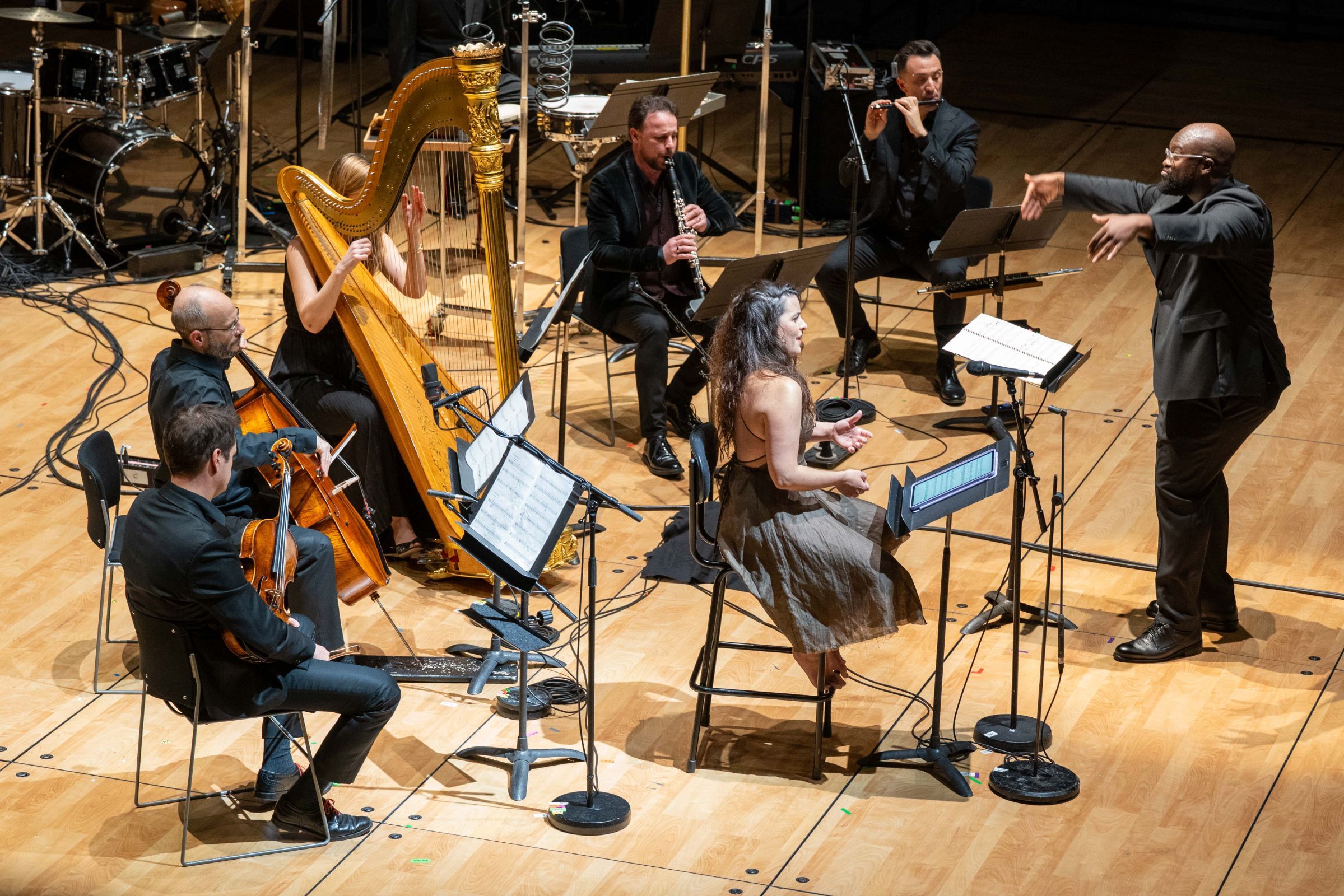 L'Ensemble intercontemporain, Vimbayi Kaziboni et Sarah Aristidou dans les <i>Folk Songs</i> &copy; Anne-Elise Grosbois