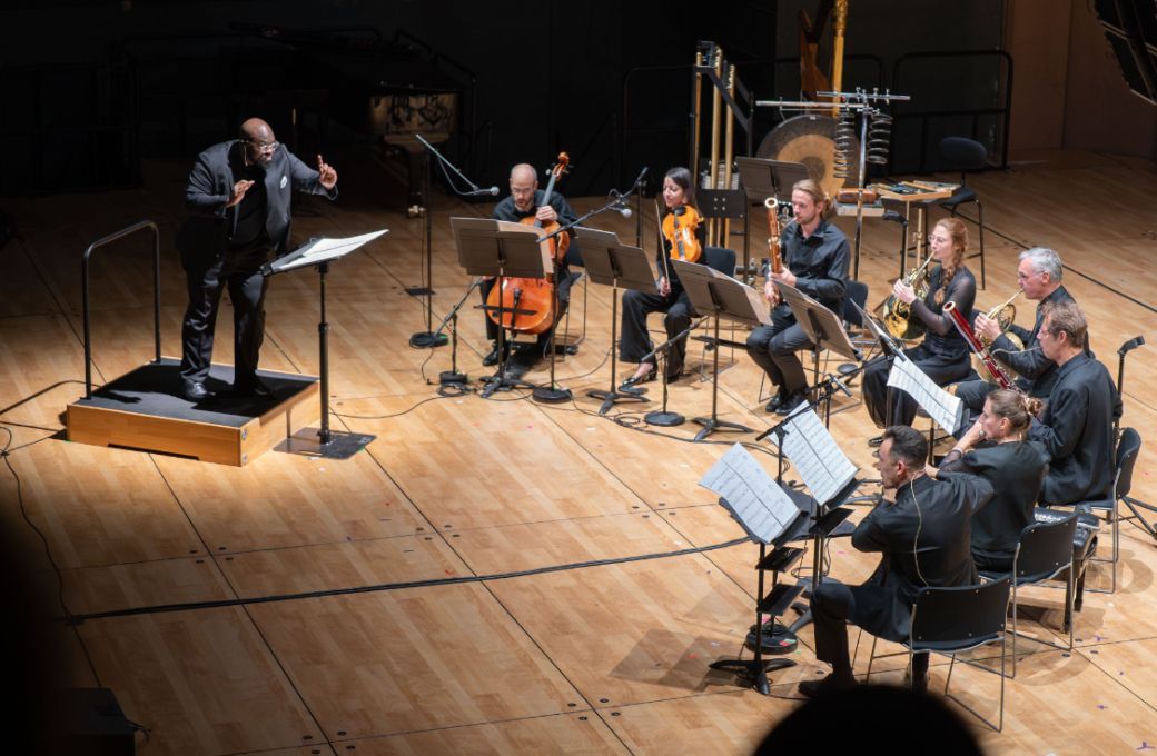 Vimbayi Kaziboni dirige l'Ensemble intercontemporain &copy; Anne-Elise Grosbois