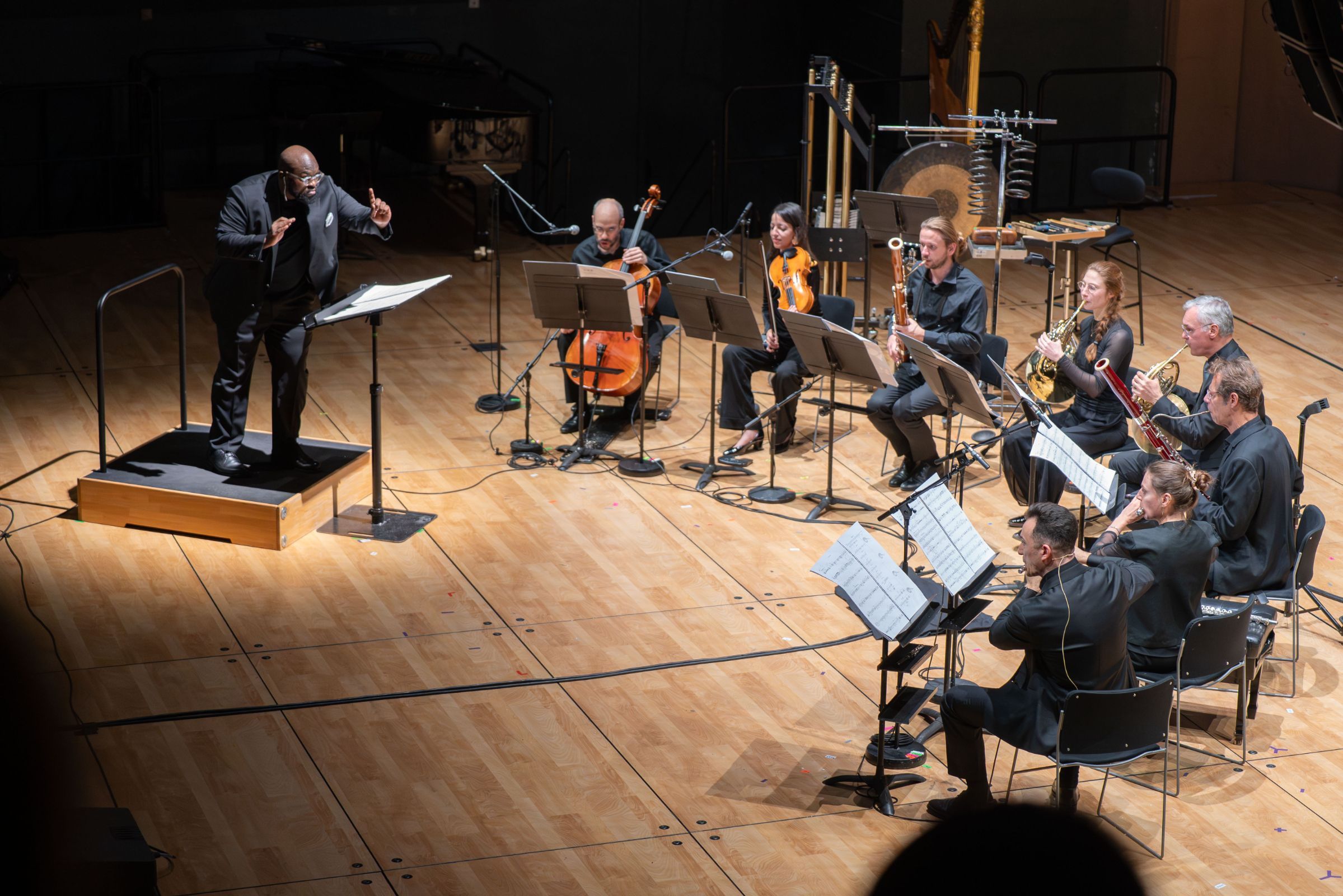 Vimbayi Kaziboni dirige l'Ensemble intercontemporain &copy; Anne-Elise Grosbois
