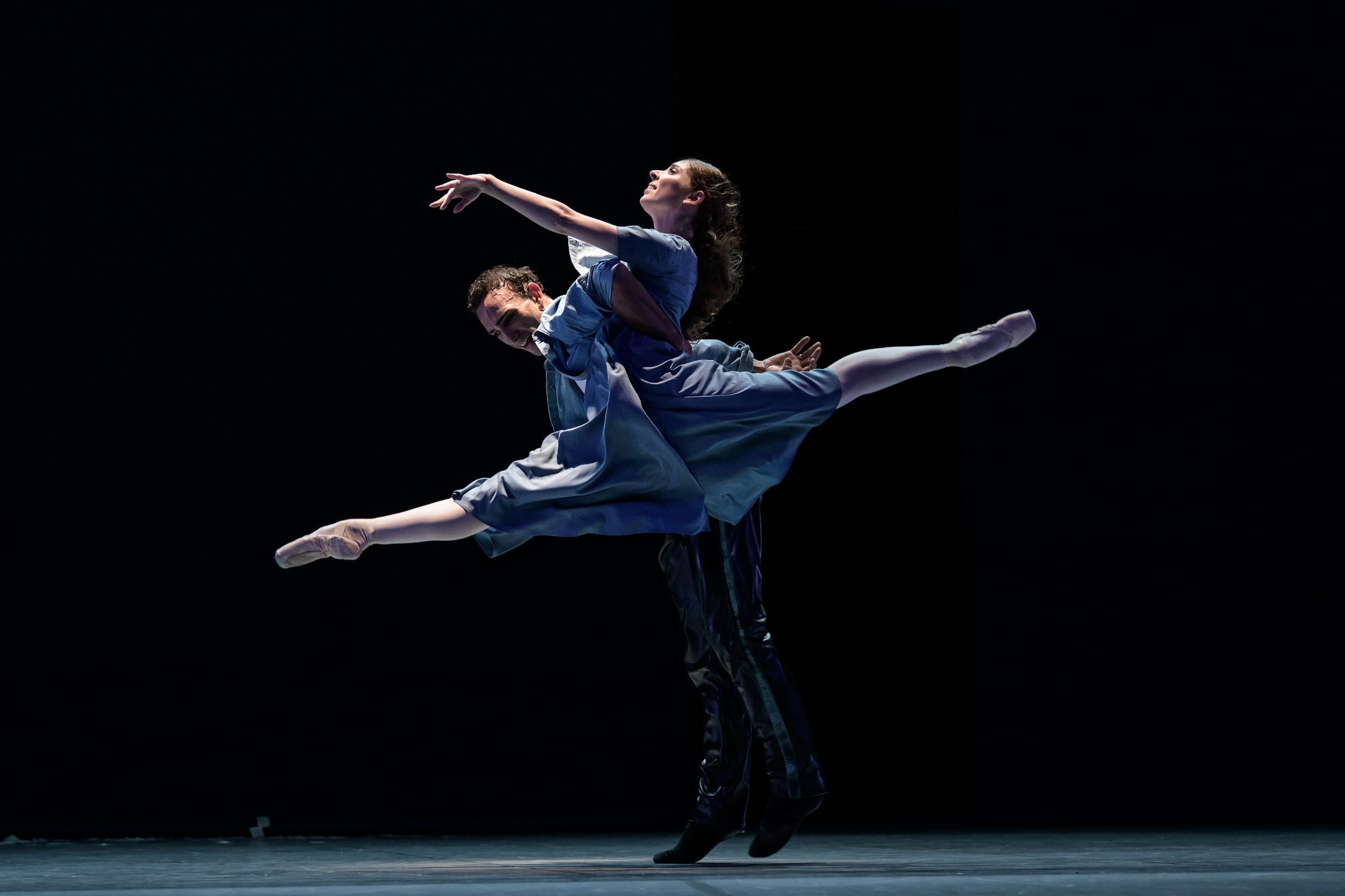 Alina Nanu as Julie and Giovanni Rotolo as Liliom in John Neumeier's <i>Liliom</i> &copy; Serghei Gherciu