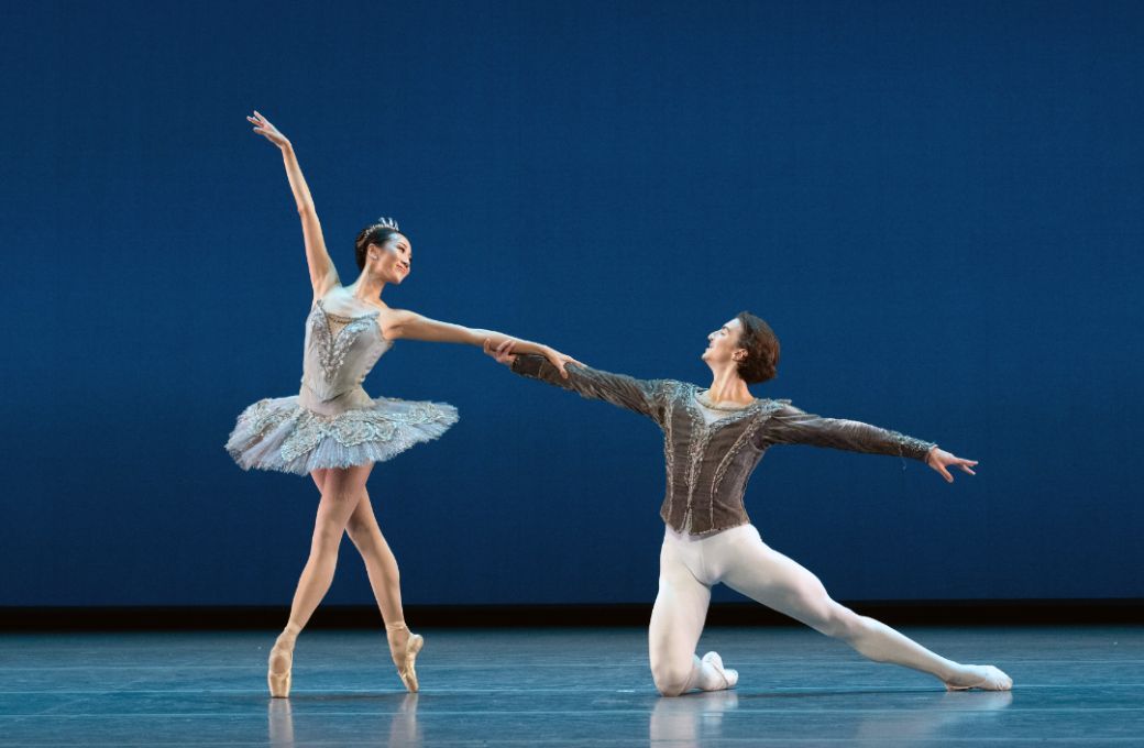 SunMi Park and Michael de la Nuez in <i>Grand Pas Classique</i> © Nir Arieli