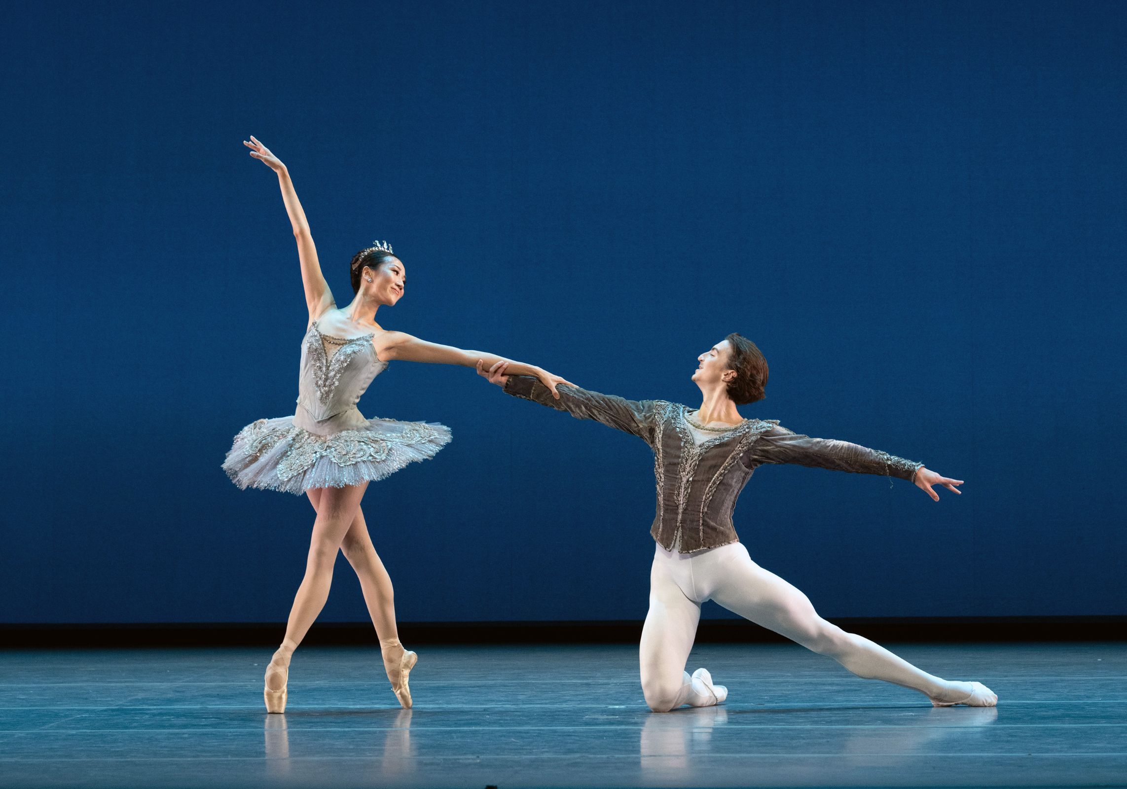 SunMi Park and Michael de la Nuez in <i>Grand Pas Classique</i> © Nir Arieli