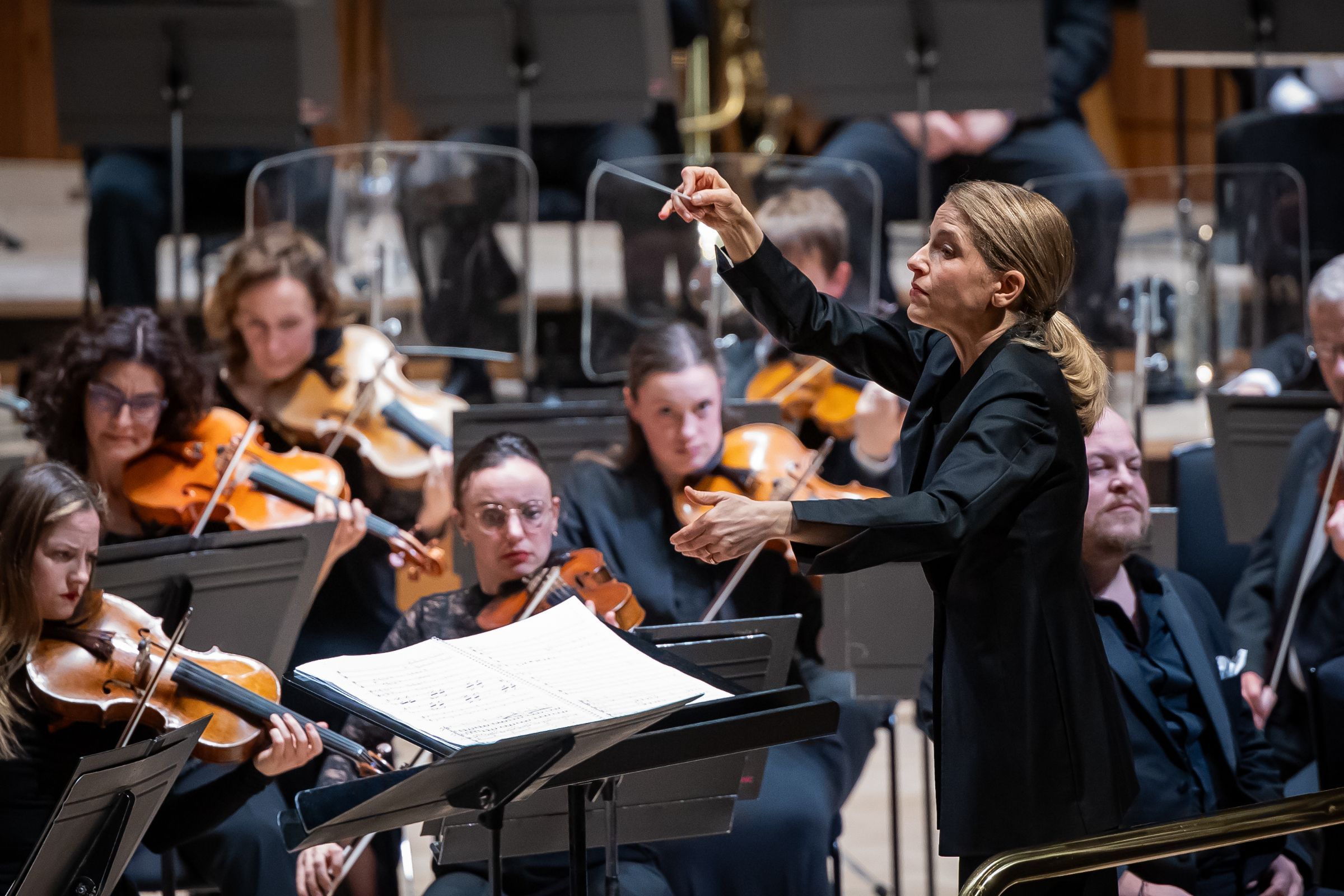 Karina Canellakis conducts the London Philharmonic Orchestra © Marc Gascoigne