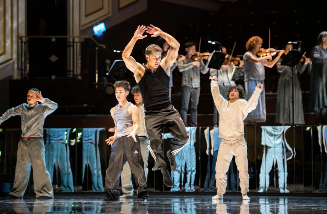 Tommy Franzén and young dancers in <i>Breaking Bach</i> © Tommy Ga-Ken Wan