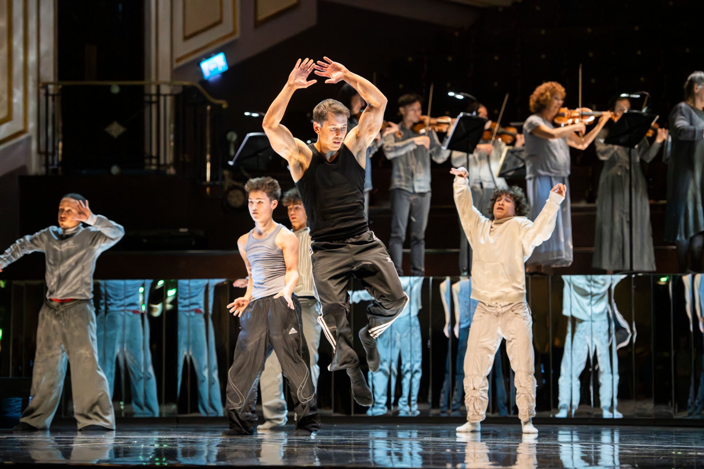 Tommy Franzén and young dancers in <i>Breaking Bach</i> © Tommy Ga-Ken Wan