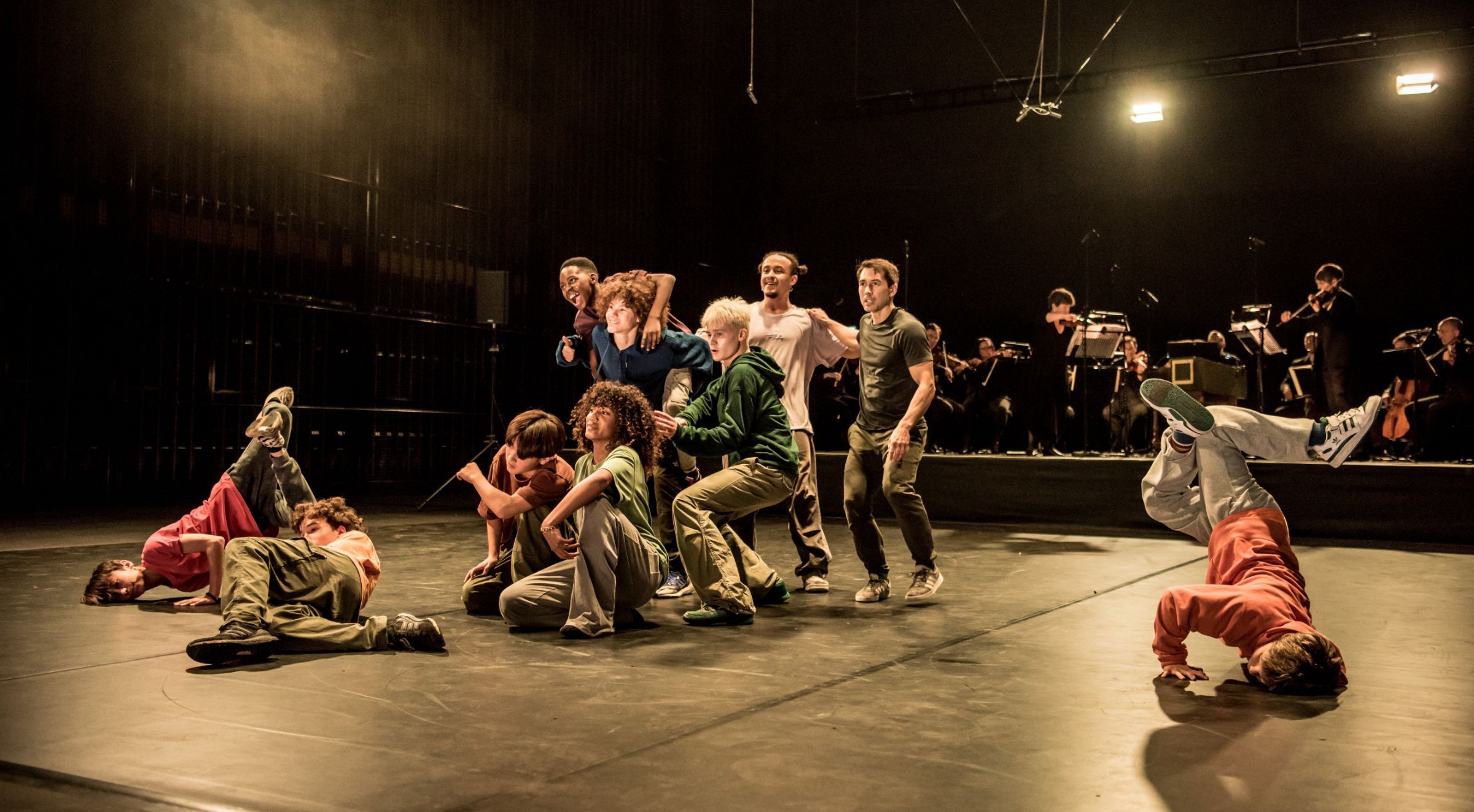 Dancers and the Orchestra of the Age of Enlightenment in rehearsal © Genevieve Girling