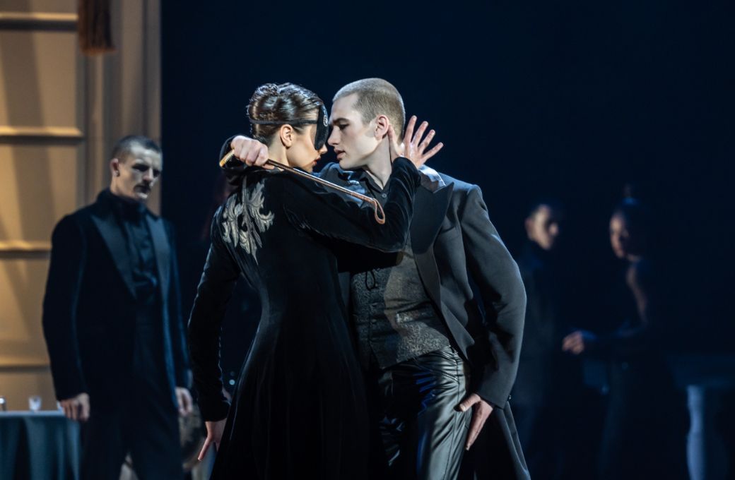 Molly Shaw Downie as The Hungarian Princess and Jackson Fisch as The Stranger in <i>Swan Lake</i> © Johan Persson