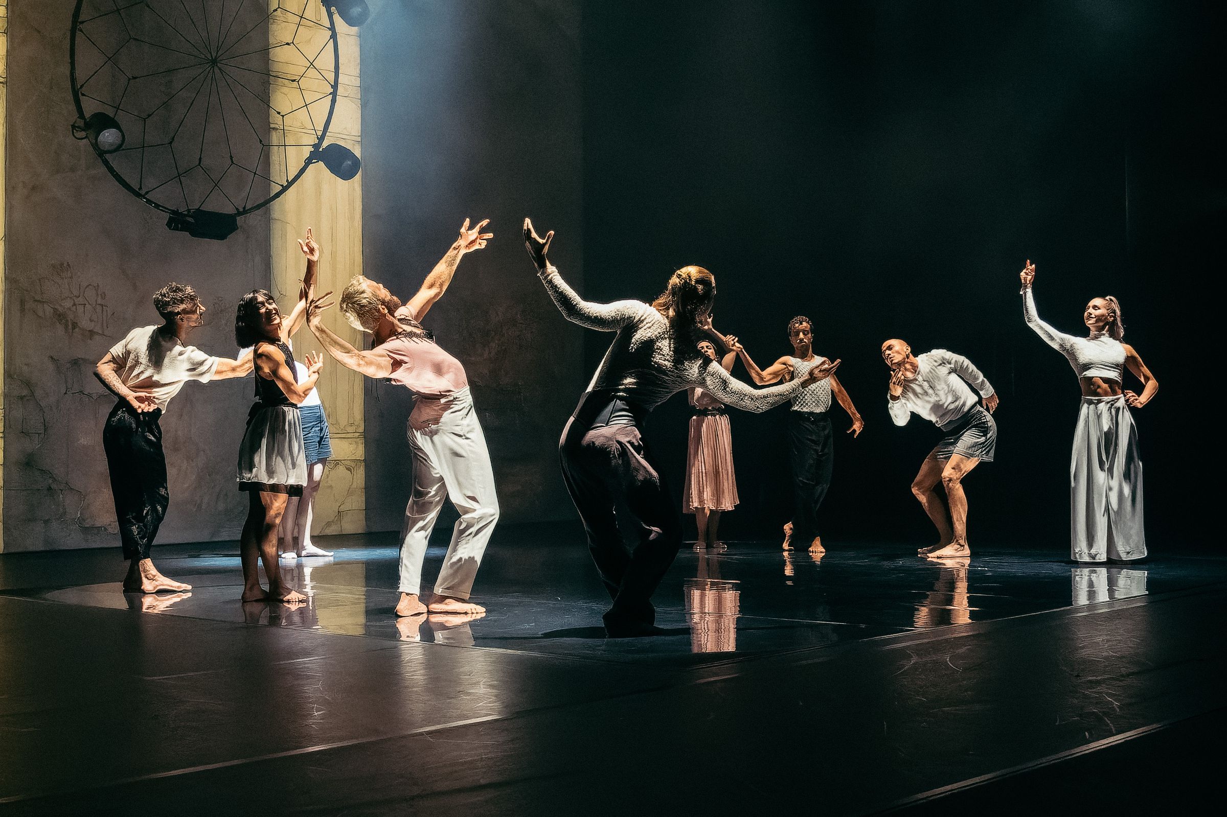 Compagnie DYPTIK in <i>Le Grand Bal</i> &copy; Abdelbassat Abdelbaki