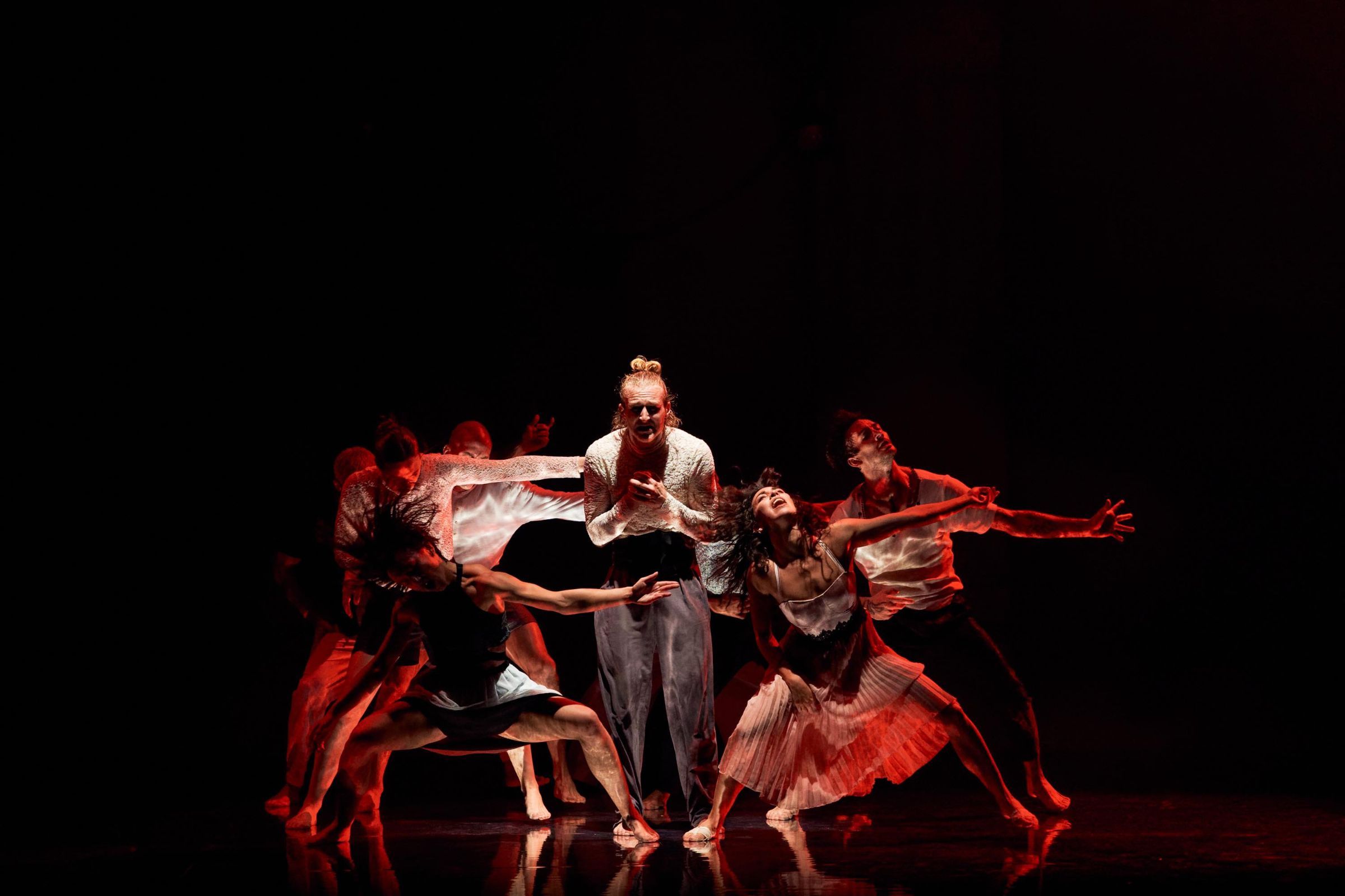 Compagnie DYPTIK in <i>Le Grand Bal</i> &copy; Romain Tissot