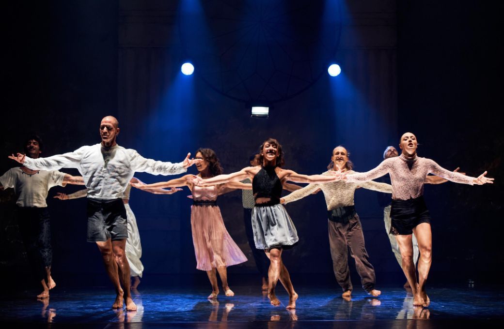 Compagnie DYPTIK in <i>Le Grand Bal</i> &copy; Romain Tissot