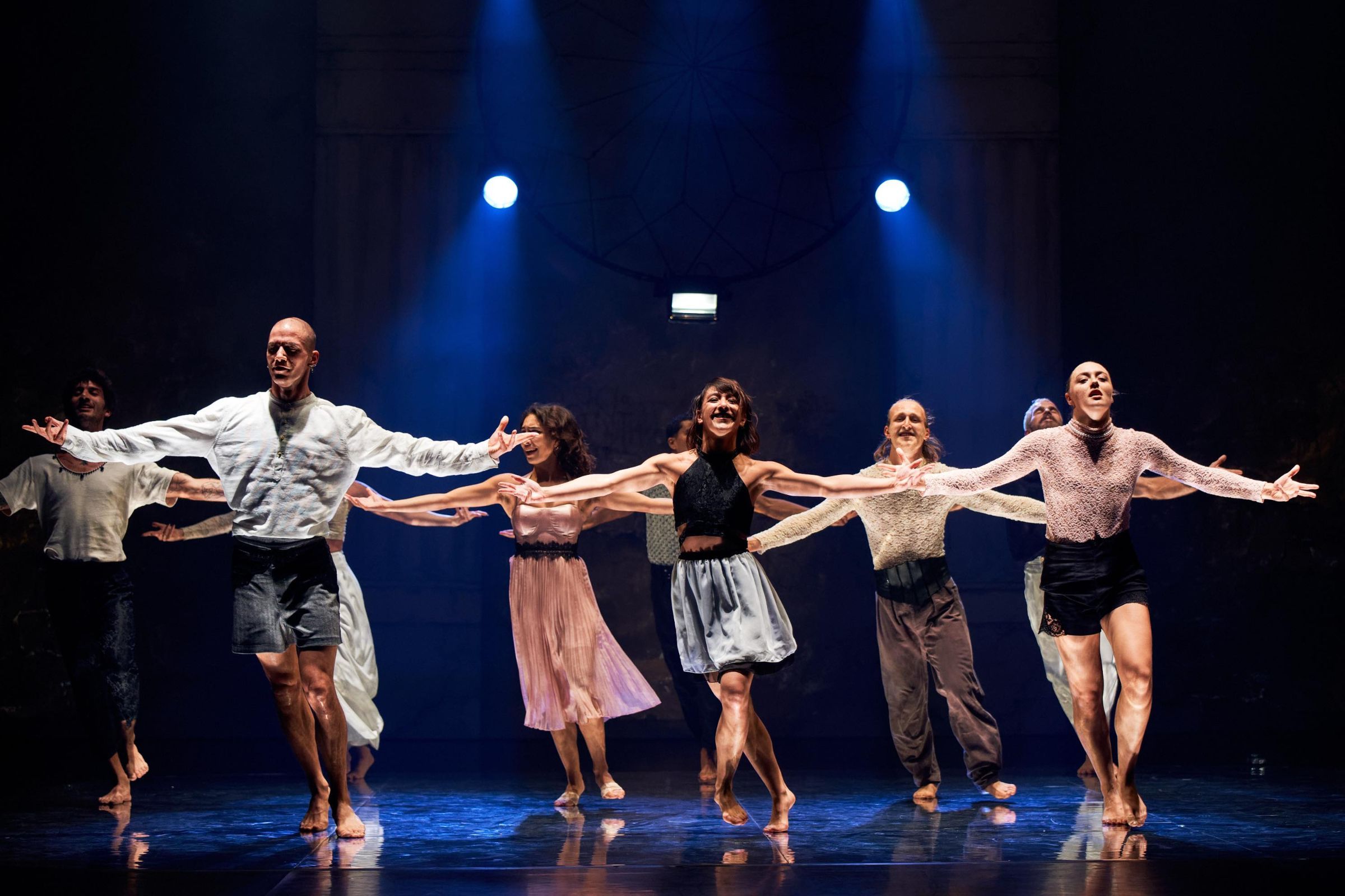 Compagnie DYPTIK in <i>Le Grand Bal</i> &copy; Romain Tissot